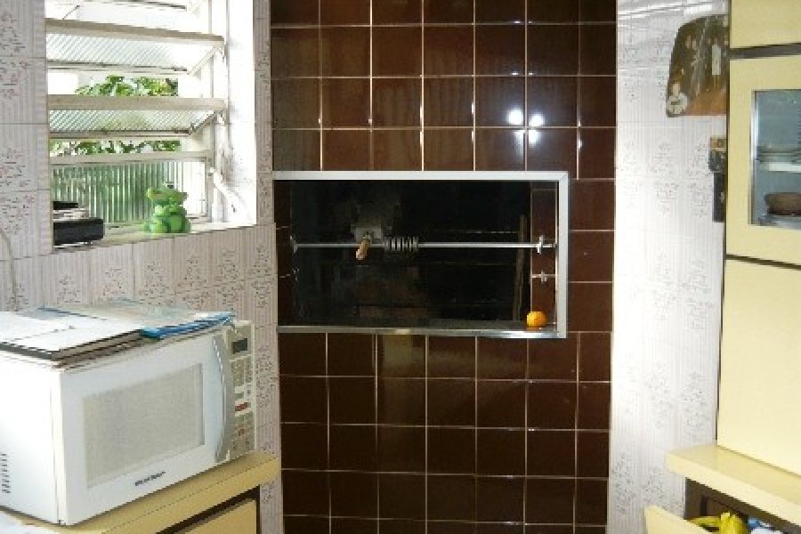 Casa com 250m², 4 dormitórios, 5 vagas, no bairro Pio X em Caxias do Sul para Comprar