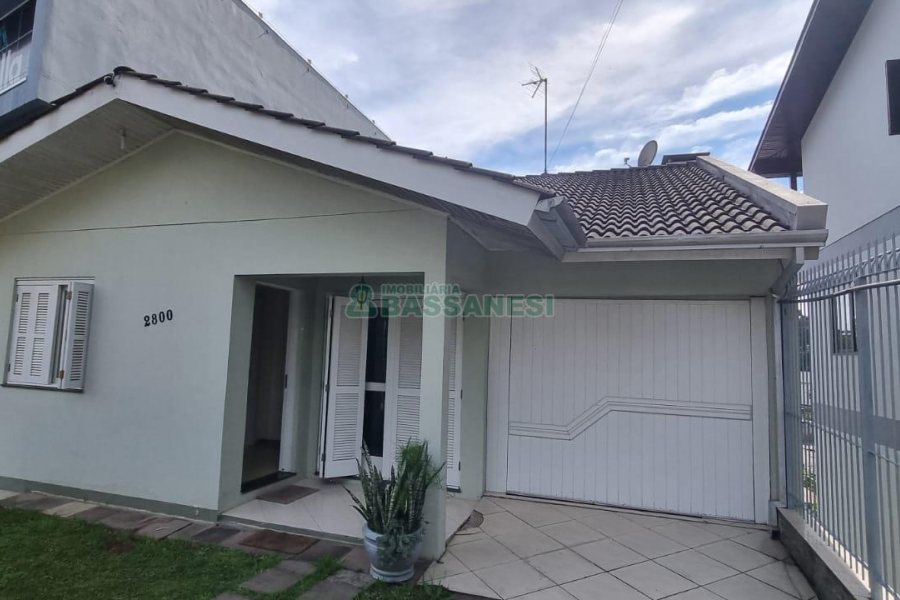 Casa com 320m², 8 dormitórios, 5 vagas, no bairro Bela Vista em Caxias do Sul para Comprar