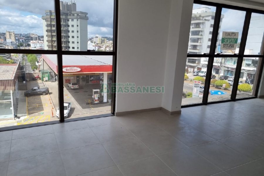 Sala com 64m², 1 vaga, no bairro Madureira em Caxias do Sul para Comprar