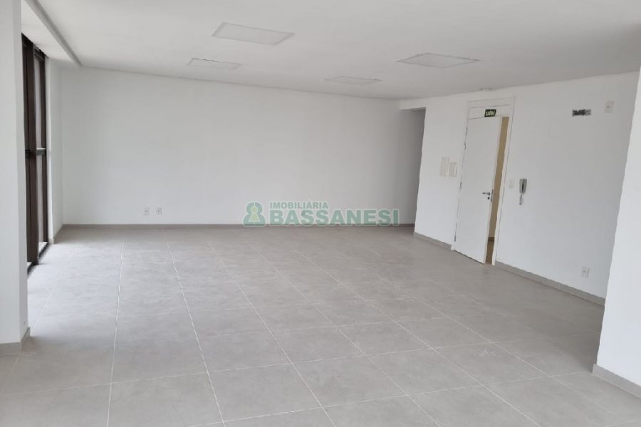 Sala com 64m², 1 vaga, no bairro Madureira em Caxias do Sul para Comprar