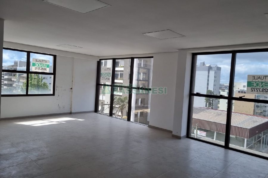 Sala com 64m², 1 vaga, no bairro Madureira em Caxias do Sul para Comprar