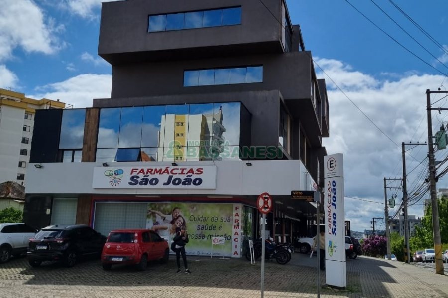 Sala com 64m², 1 vaga, no bairro Madureira em Caxias do Sul para Comprar