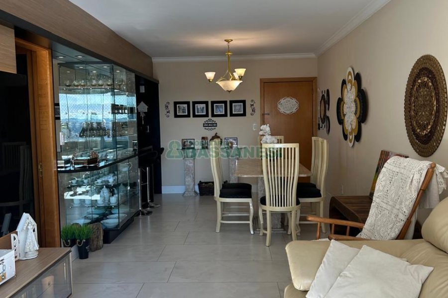 Apartamento com 94m², 3 dormitórios, 2 vagas, no bairro Rio Branco em Caxias do Sul para Comprar