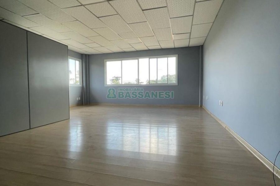 Sala com 55m², 1 vaga, no bairro Vinhedos em Caxias do Sul para Comprar