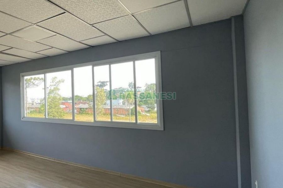 Sala com 55m², 1 vaga, no bairro Vinhedos em Caxias do Sul para Comprar