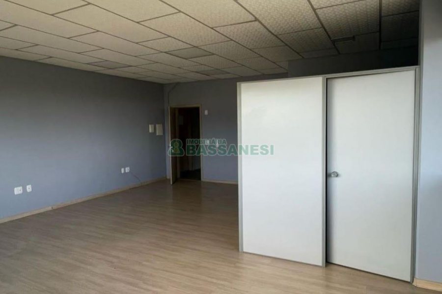 Sala com 55m², 1 vaga, no bairro Vinhedos em Caxias do Sul para Comprar