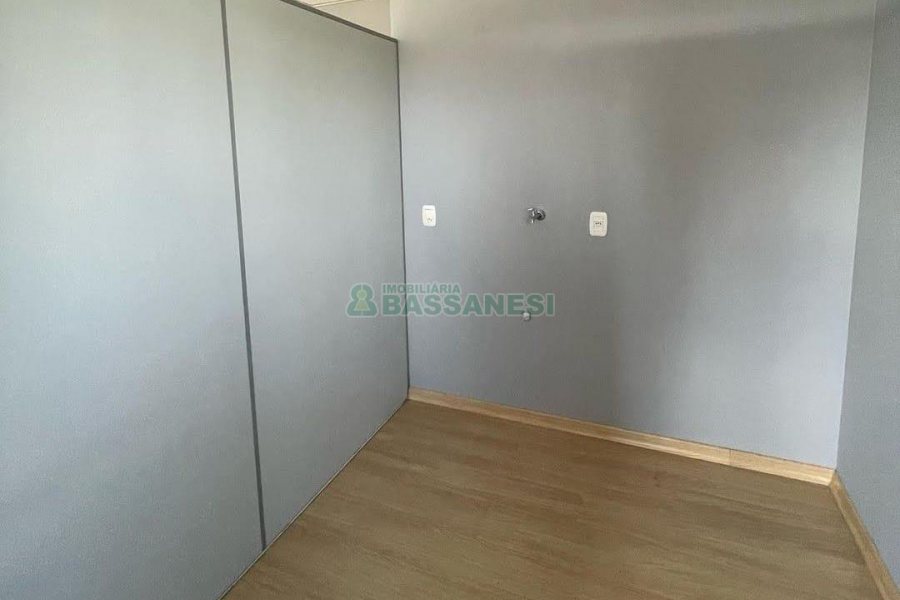 Sala com 55m², 1 vaga, no bairro Vinhedos em Caxias do Sul para Comprar