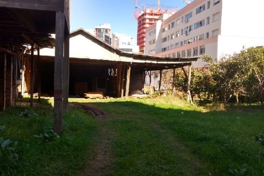 Casa com 600m², 3 dormitórios, 1 vaga, no bairro São Pelegrino em Caxias do Sul para Comprar