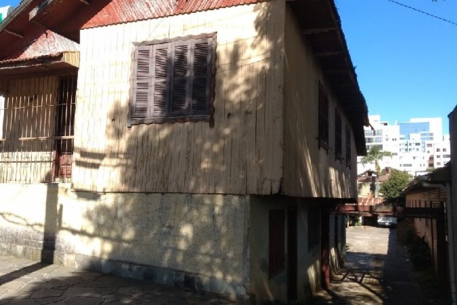 Casa com 600m², 3 dormitórios, 1 vaga, no bairro São Pelegrino em Caxias do Sul para Comprar