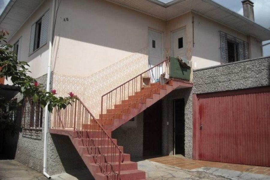 Casa com 160m², 6 dormitórios, 1 vaga, no bairro Pio X em Caxias do Sul para Comprar