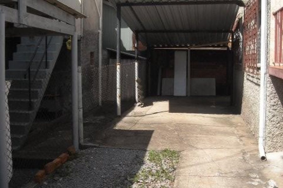 Casa com 160m², 6 dormitórios, 1 vaga, no bairro Pio X em Caxias do Sul para Comprar