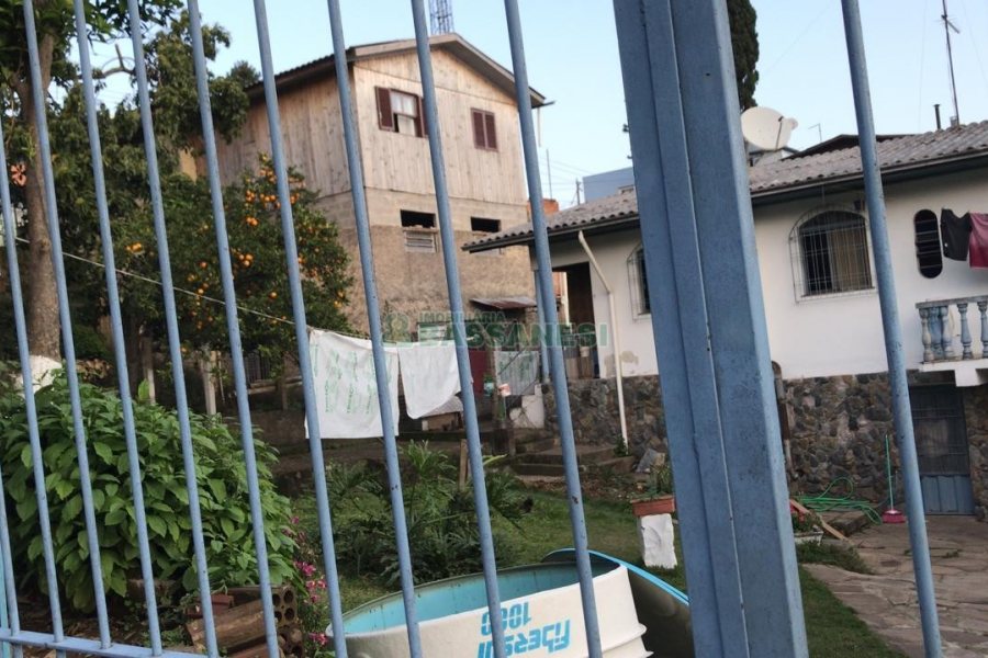 Casa, 4 dormitórios, 1 vaga, no bairro Jardelino Ramos em Caxias do Sul para Comprar