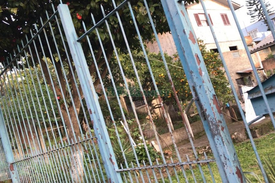 Casa, 4 dormitórios, 1 vaga, no bairro Jardelino Ramos em Caxias do Sul para Comprar