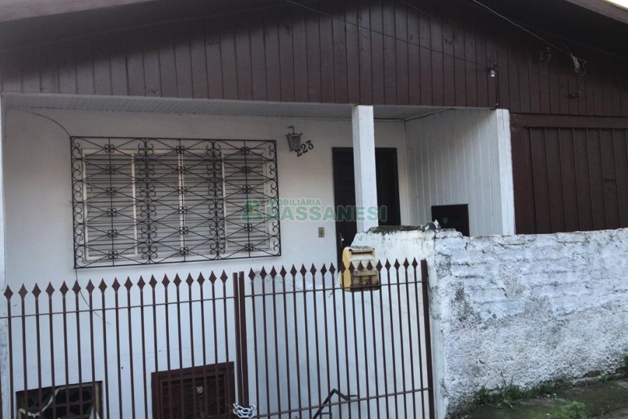 Casa, 4 dormitórios, 1 vaga, no bairro Jardelino Ramos em Caxias do Sul para Comprar