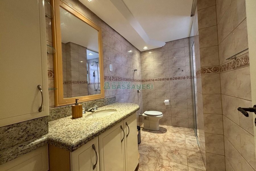 Apartamento com 190m², 3 dormitórios, 2 vagas, no bairro Madureira em Caxias do Sul para Alugar