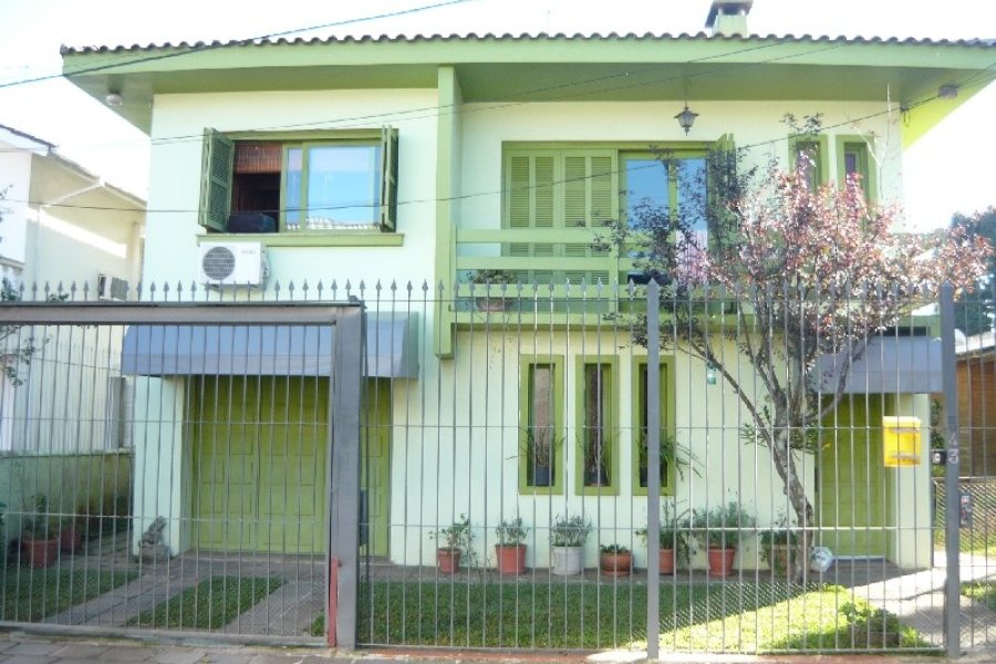 Casa com 280m², 3 dormitórios, 4 vagas, no bairro Lourdes em Caxias do Sul para Comprar