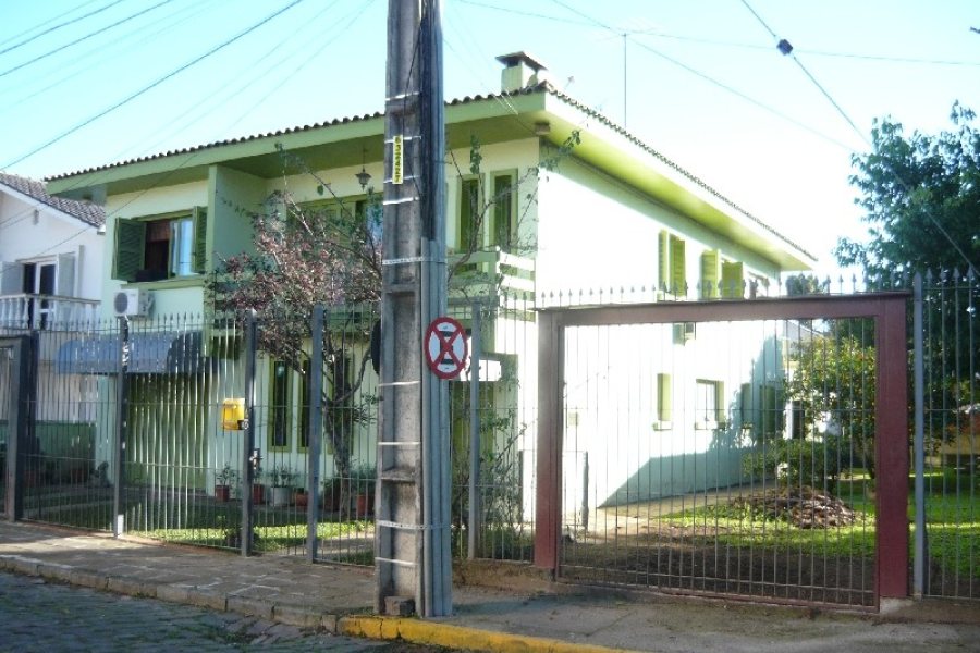 Casa com 280m², 3 dormitórios, 4 vagas, no bairro Lourdes em Caxias do Sul para Comprar