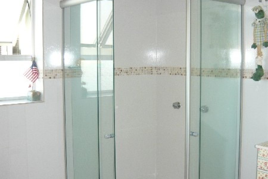 Casa com 280m², 3 dormitórios, 4 vagas, no bairro Lourdes em Caxias do Sul para Comprar