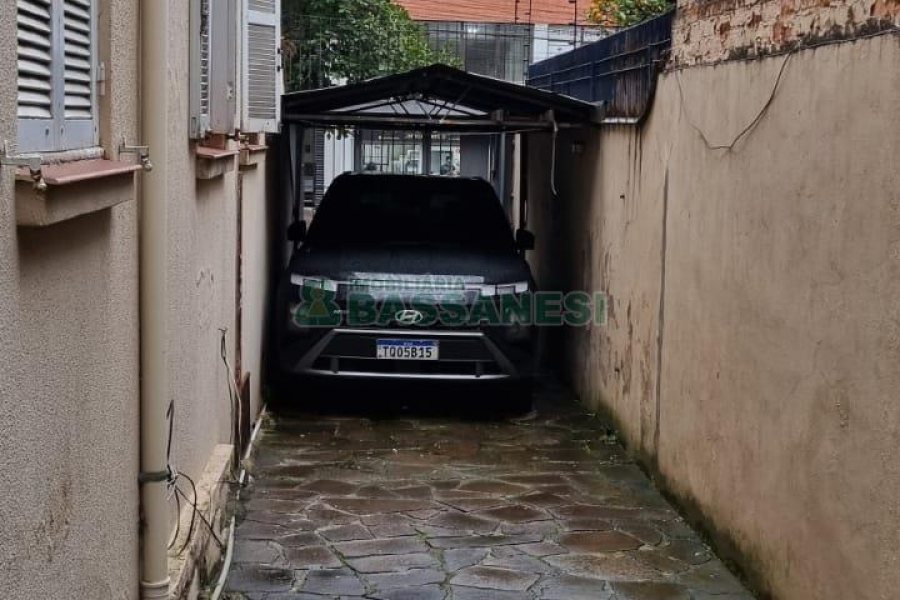 Casa com 200m², 6 dormitórios, 1 vaga, no bairro Centro em Caxias do Sul para Comprar