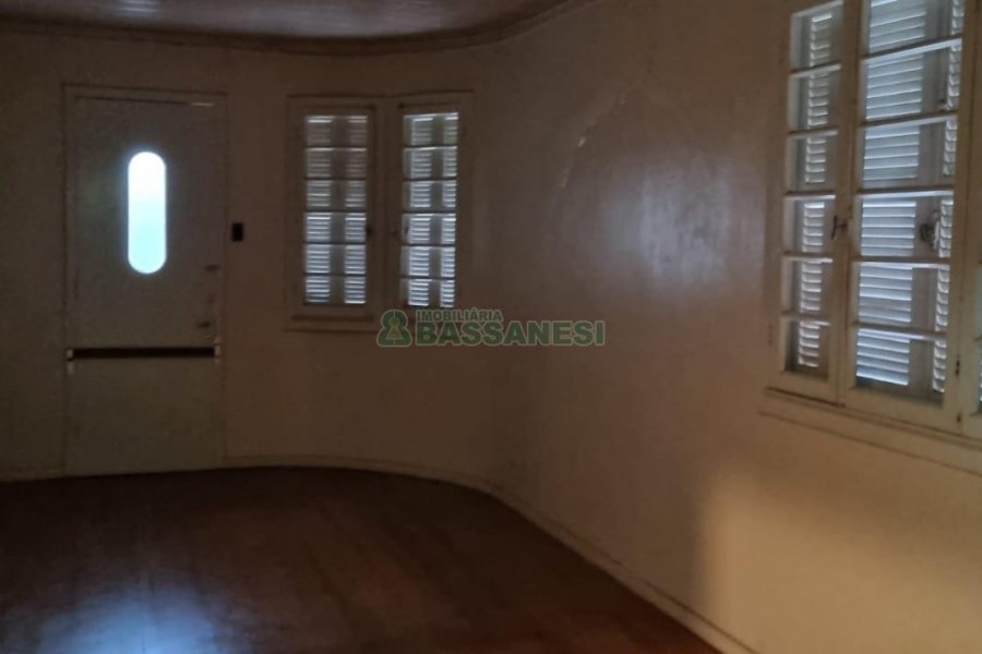 Casa com 200m², 6 dormitórios, 1 vaga, no bairro Centro em Caxias do Sul para Comprar