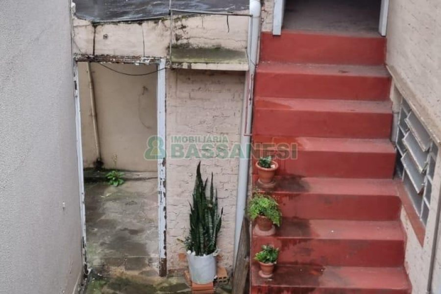 Casa com 200m², 6 dormitórios, 1 vaga, no bairro Centro em Caxias do Sul para Comprar