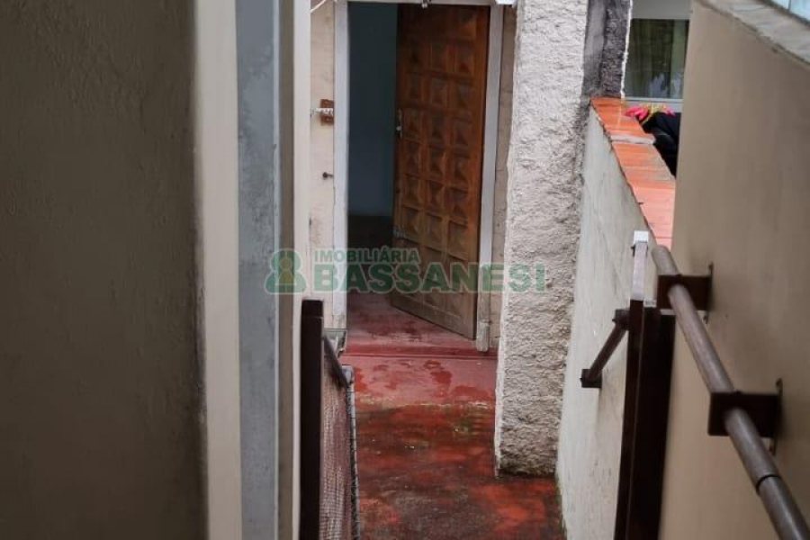 Casa com 200m², 6 dormitórios, 1 vaga, no bairro Centro em Caxias do Sul para Comprar