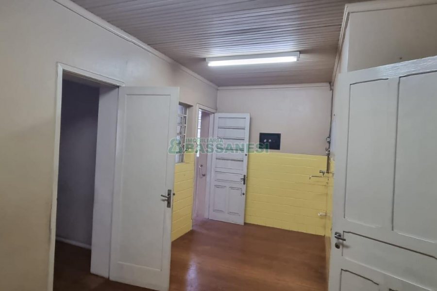 Casa com 200m², 6 dormitórios, 1 vaga, no bairro Centro em Caxias do Sul para Comprar
