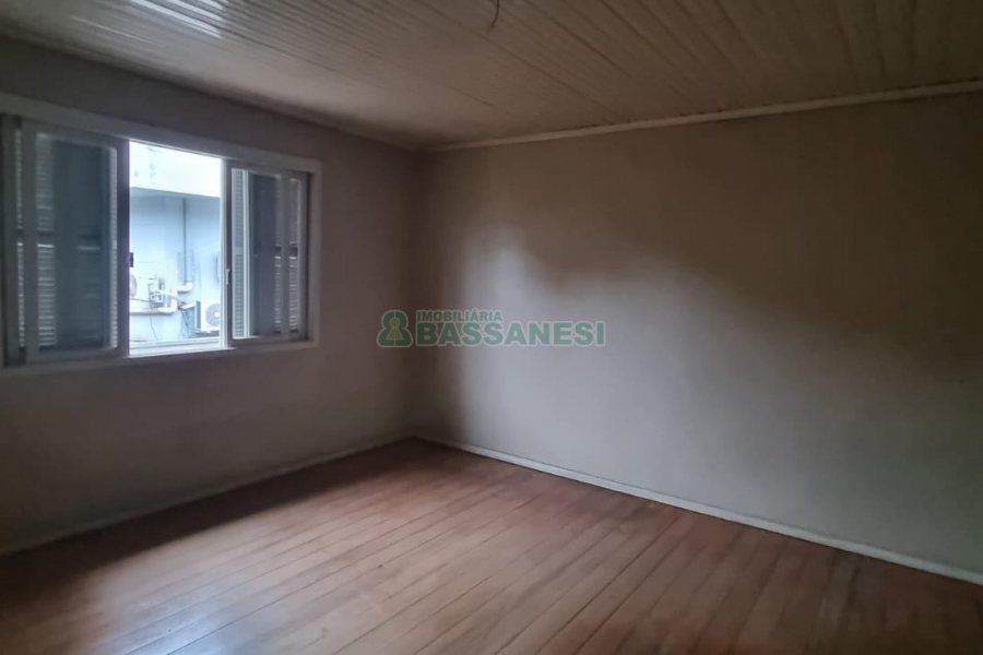 Casa com 200m², 6 dormitórios, 1 vaga, no bairro Centro em Caxias do Sul para Comprar