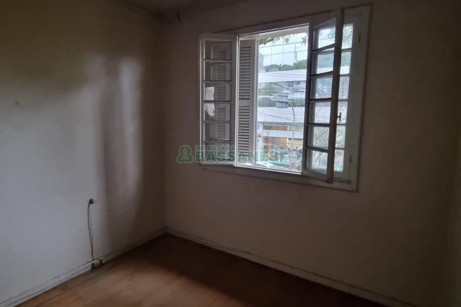Casa com 200m², 6 dormitórios, 1 vaga, no bairro Centro em Caxias do Sul para Comprar