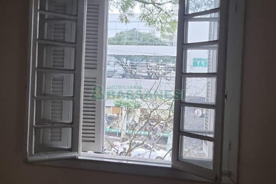 Casa com 200m², 6 dormitórios, 1 vaga, no bairro Centro em Caxias do Sul para Comprar