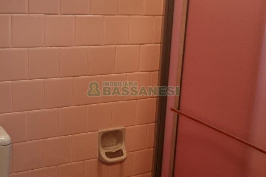 Casa com 200m², 6 dormitórios, 1 vaga, no bairro Centro em Caxias do Sul para Comprar