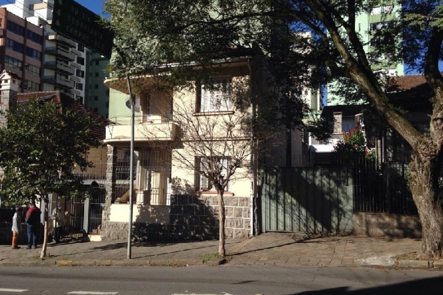 Casa com 200m², 6 dormitórios, 1 vaga, no bairro Centro em Caxias do Sul para Comprar