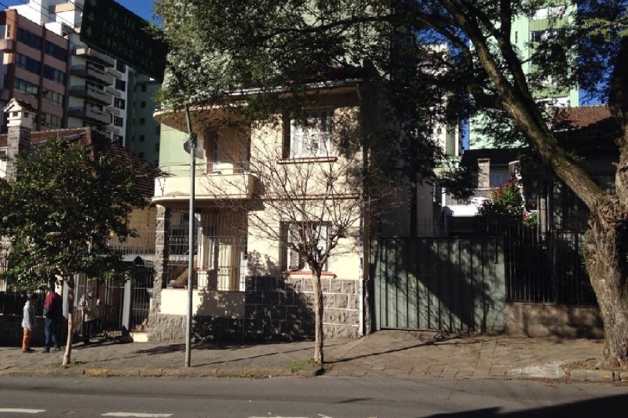 Casa com 200m², 6 dormitórios, 1 vaga, no bairro Centro em Caxias do Sul para Comprar