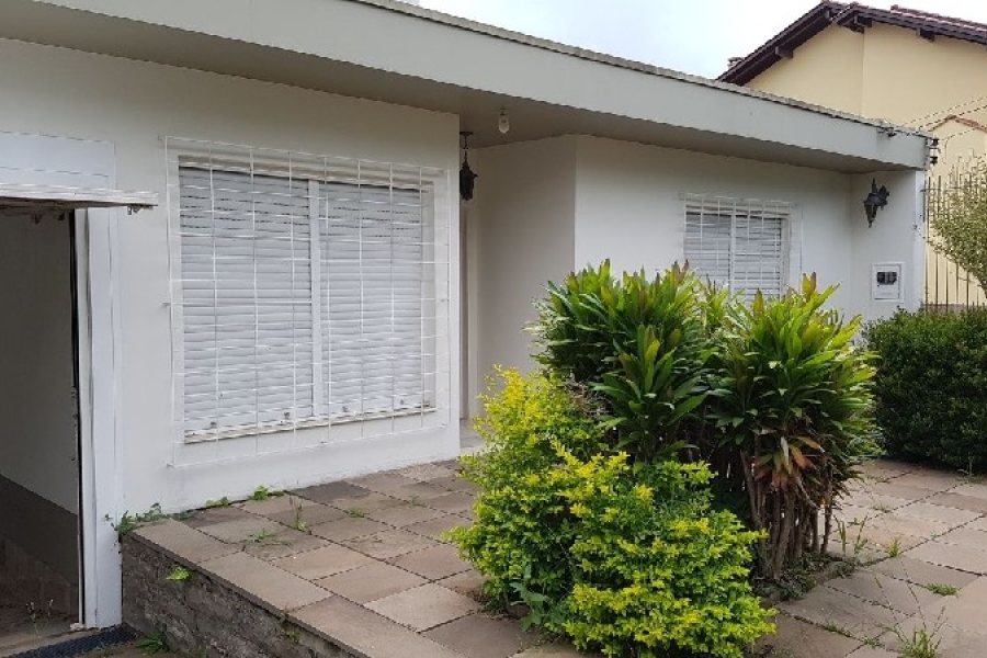 Casa com 390m², 6 dormitórios, 3 vagas, no bairro Universitário em Caxias do Sul para Comprar