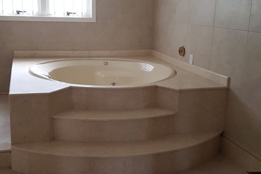 Casa com 390m², 6 dormitórios, 3 vagas, no bairro Universitário em Caxias do Sul para Comprar