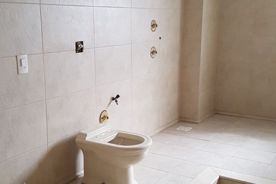 Casa com 390m², 6 dormitórios, 3 vagas, no bairro Universitário em Caxias do Sul para Comprar