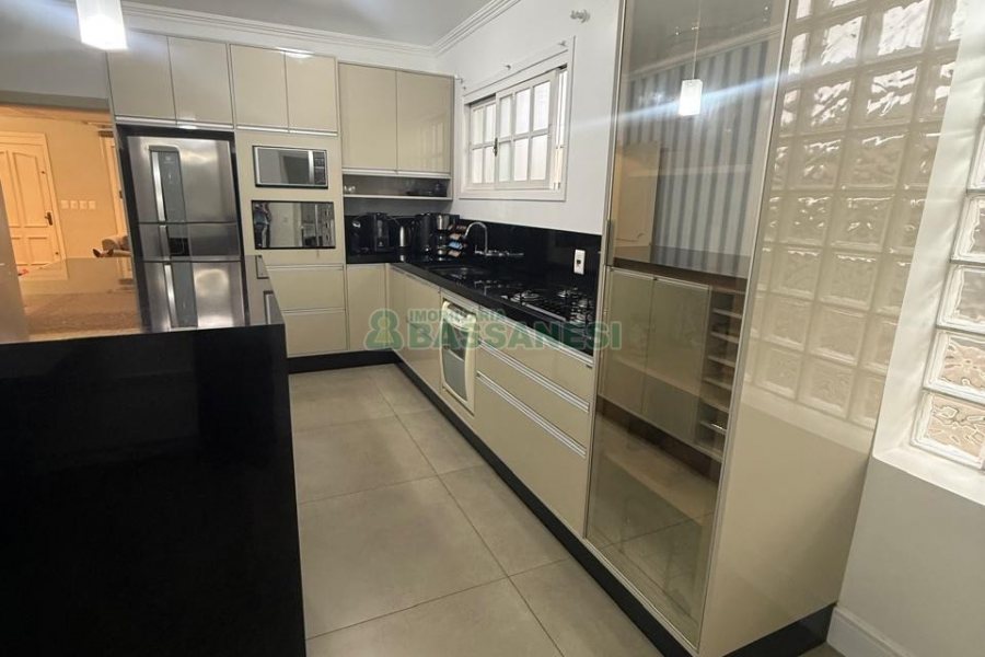 Casa Mobiliada com 330m², 3 dormitórios, 2 vagas, no bairro Petrópolis em Caxias do Sul para Alugar
