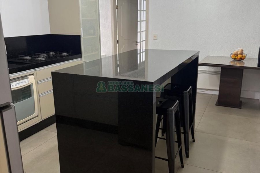 Casa Mobiliada com 330m², 3 dormitórios, 2 vagas, no bairro Petrópolis em Caxias do Sul para Alugar