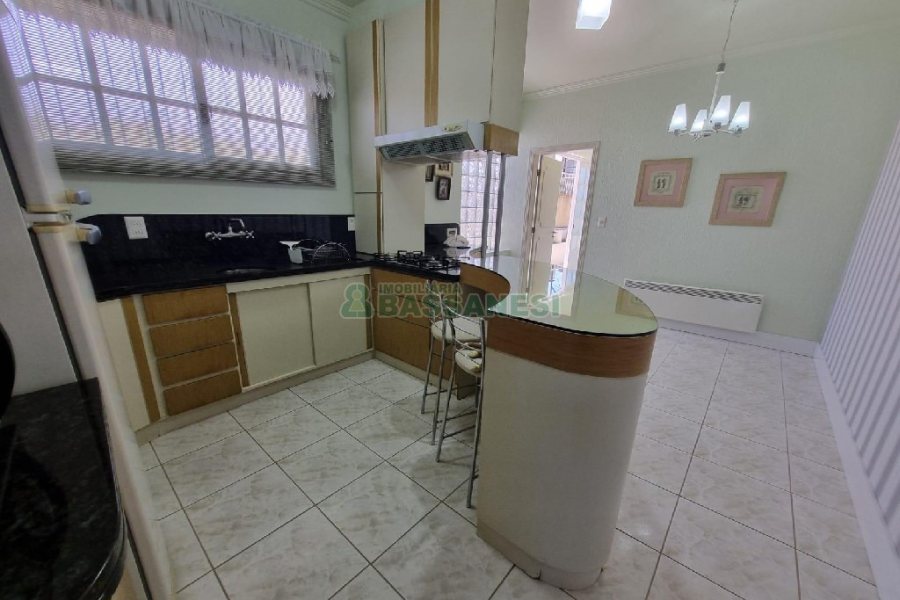 Casa Mobiliada com 330m², 3 dormitórios, 2 vagas, no bairro Petrópolis em Caxias do Sul para Alugar