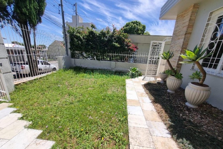 Casa Mobiliada com 330m², 3 dormitórios, 2 vagas, no bairro Petrópolis em Caxias do Sul para Alugar