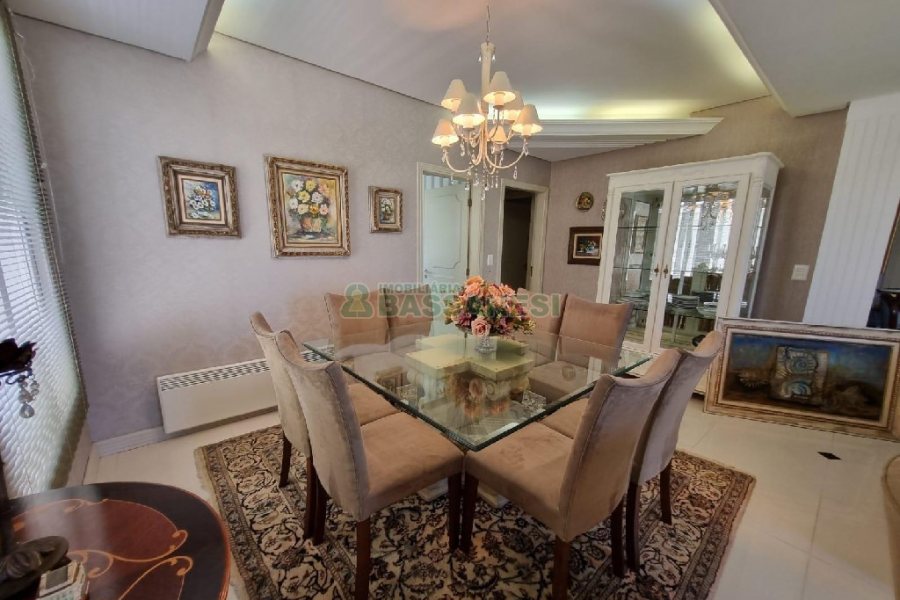 Casa Mobiliada com 330m², 3 dormitórios, 2 vagas, no bairro Petrópolis em Caxias do Sul para Alugar