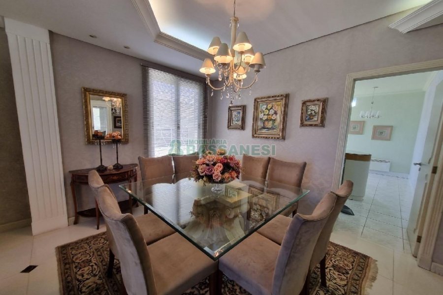 Casa Mobiliada com 330m², 3 dormitórios, 2 vagas, no bairro Petrópolis em Caxias do Sul para Alugar