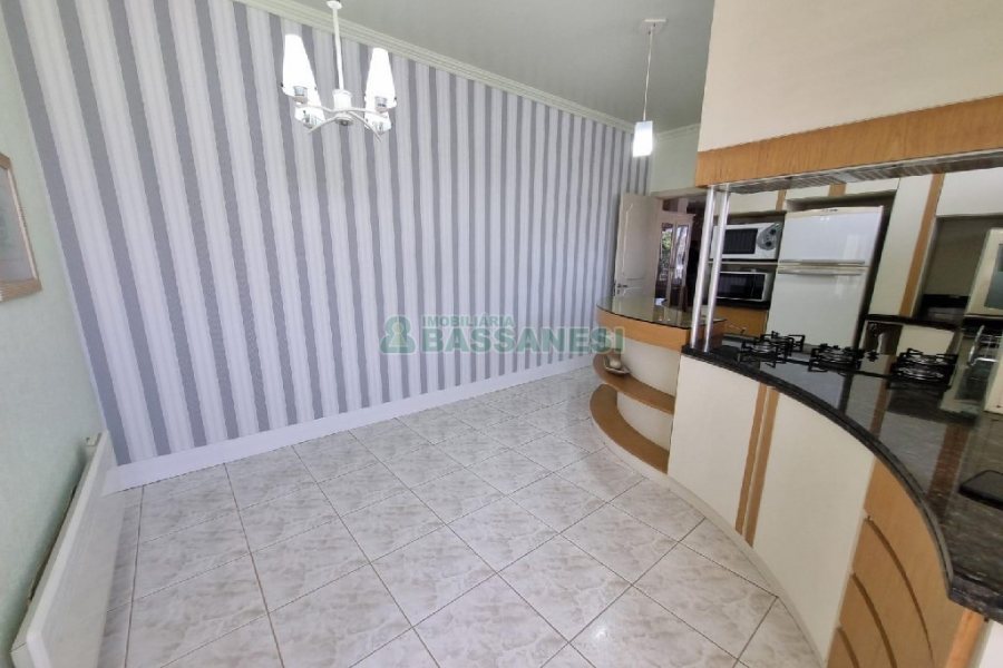 Casa Mobiliada com 330m², 3 dormitórios, 2 vagas, no bairro Petrópolis em Caxias do Sul para Alugar