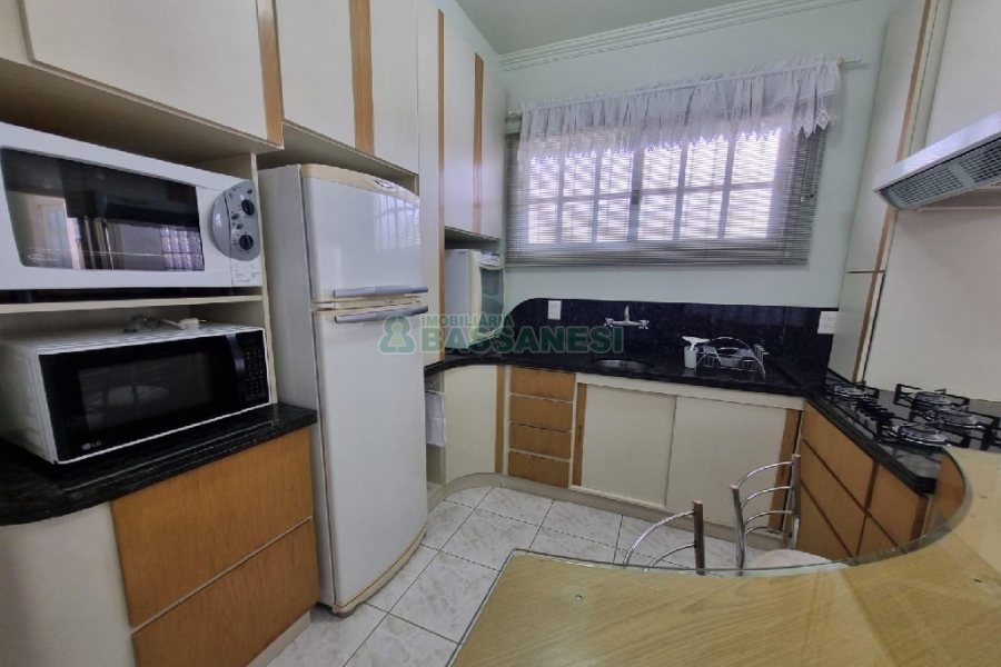 Casa Mobiliada com 330m², 3 dormitórios, 2 vagas, no bairro Petrópolis em Caxias do Sul para Alugar