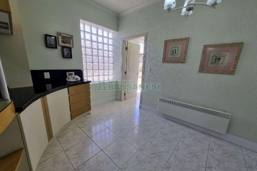 Casa Mobiliada com 330m², 3 dormitórios, 2 vagas, no bairro Petrópolis em Caxias do Sul para Alugar