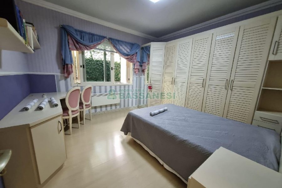 Casa Mobiliada com 330m², 3 dormitórios, 2 vagas, no bairro Petrópolis em Caxias do Sul para Alugar