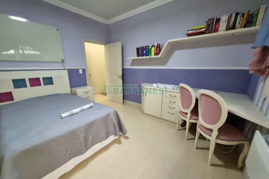 Casa Mobiliada com 330m², 3 dormitórios, 2 vagas, no bairro Petrópolis em Caxias do Sul para Alugar