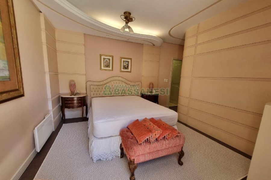 Casa Mobiliada com 330m², 3 dormitórios, 2 vagas, no bairro Petrópolis em Caxias do Sul para Alugar