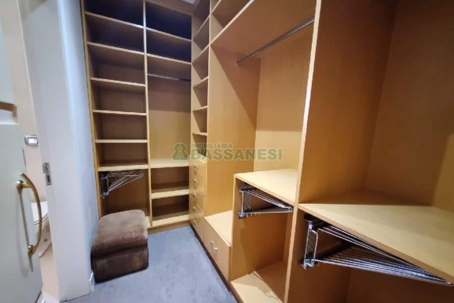 Casa Mobiliada com 330m², 3 dormitórios, 2 vagas, no bairro Petrópolis em Caxias do Sul para Alugar