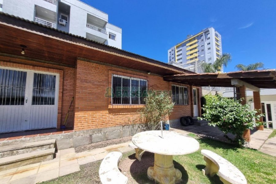 Casa Mobiliada com 330m², 3 dormitórios, 2 vagas, no bairro Petrópolis em Caxias do Sul para Alugar
